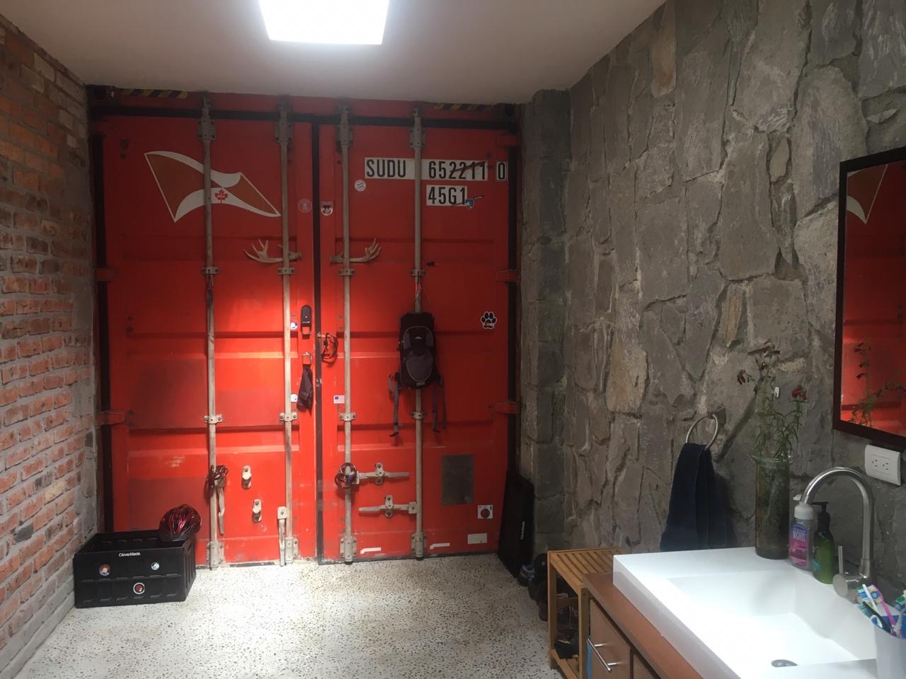 Detalle puerta roja en baño