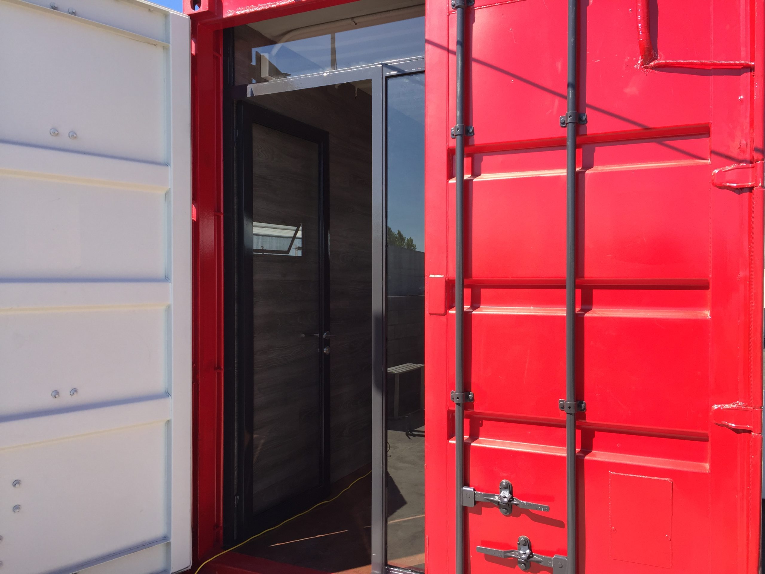 Detalle puerta roja